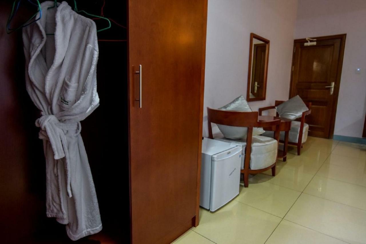 Orient Park Hotel Kigali Bagian luar foto